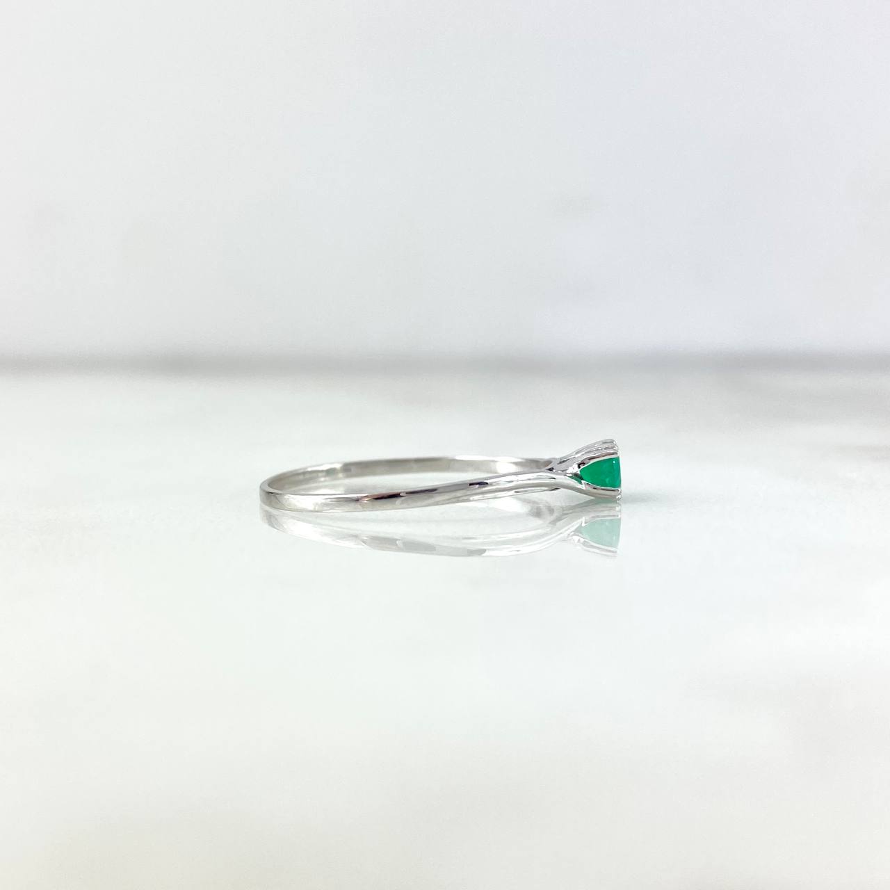 Anillo Solitario Base Cruzada 0.95gr / T7 / Esmeralda 22pts Oro Blanco (Joya)╦