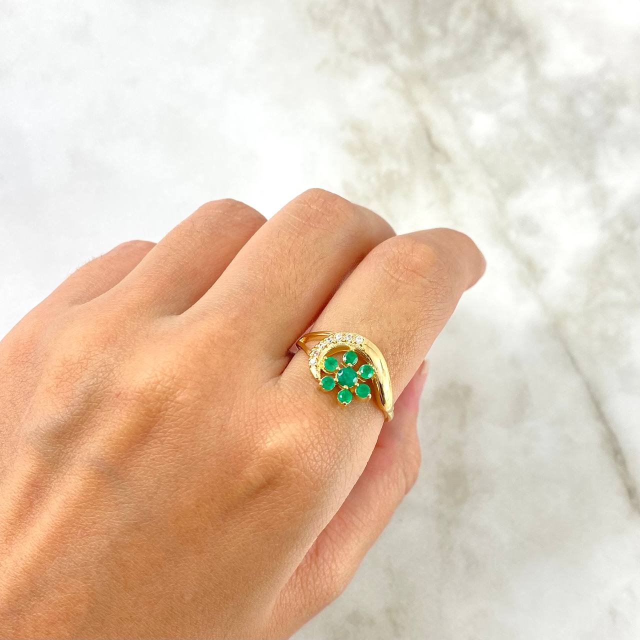 Anillo Flor Luna 3.05gr / T8 1/2 / Esmeraldas 55pts Circones Blancos Oro Amarillo (Joya)