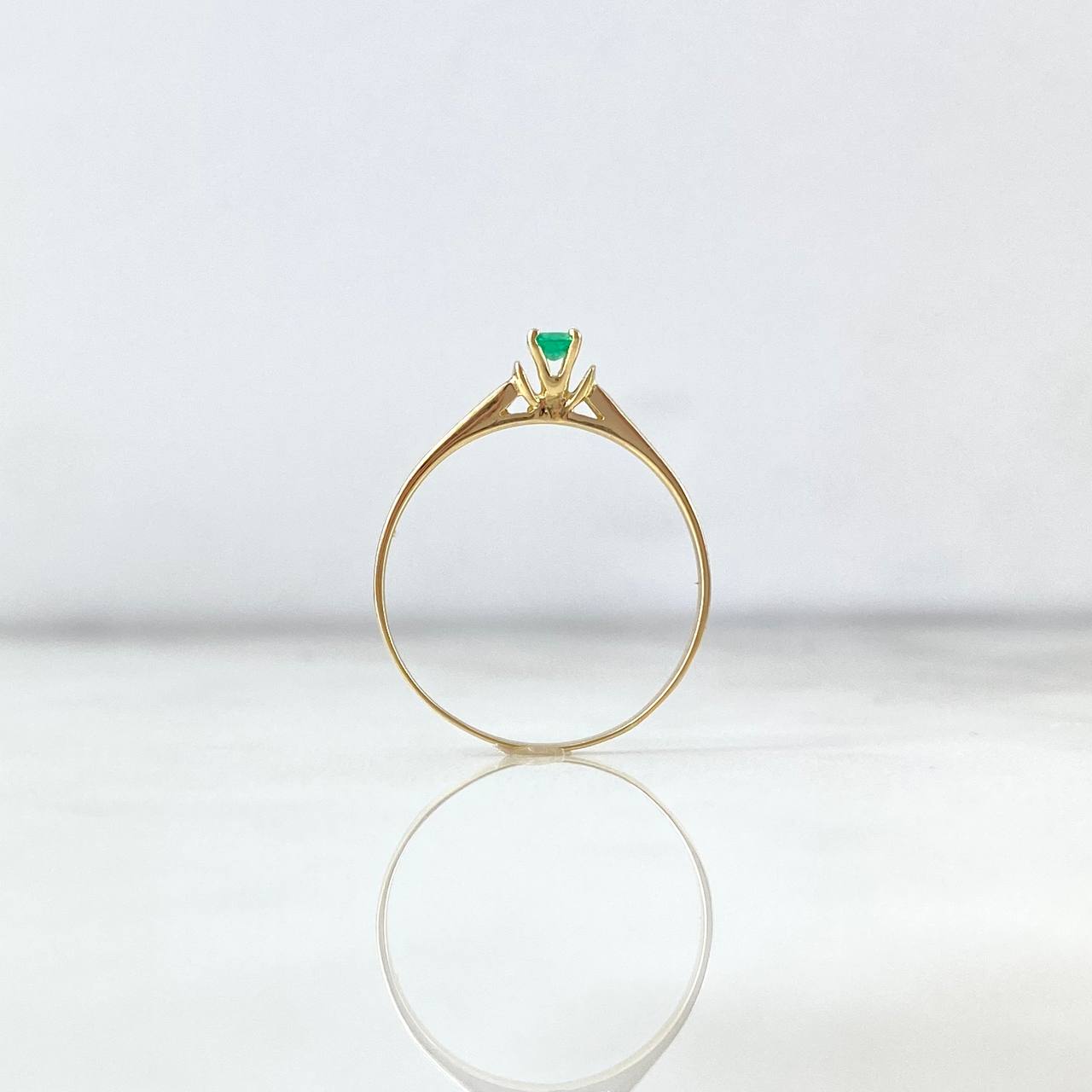 Anillo Solitario Arco en V 1.45gr / T7 3/4 / Esmeralda 11pts Oro Amarillo (Joya)