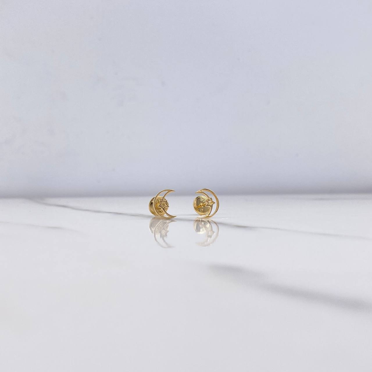 Topos Silueta Luna Estrella 0.6gr / Oro Amarillo $