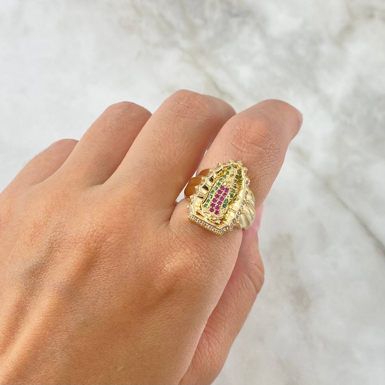 Anillo Virgen de Guadalupe 7.4gr / T7 3/4 / Circones Blancos Verdes Fucsias Oro Amarillo ©