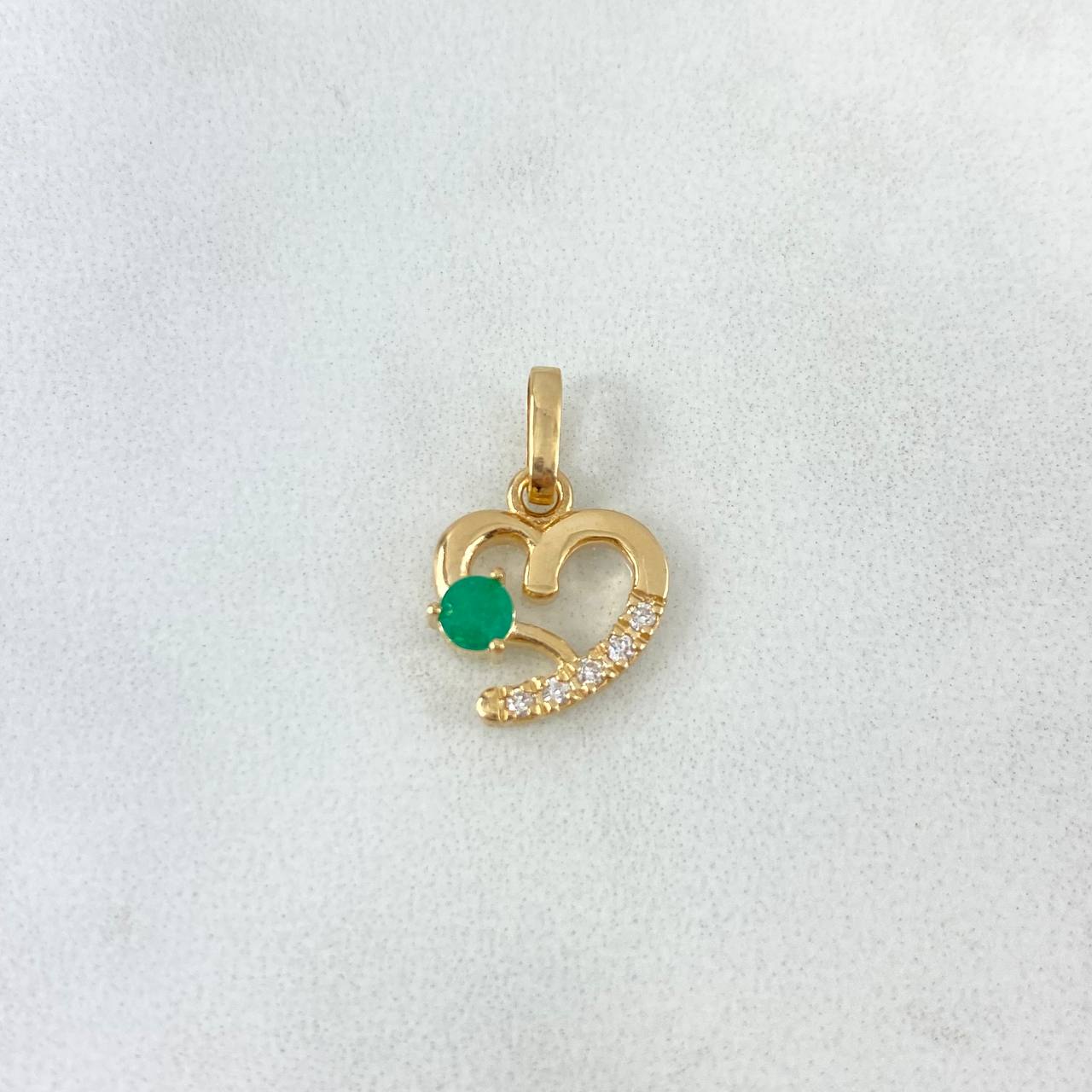 Dije Corazón Silueta 1.5gr / 1.8cm / Esmeraldas 18pts Diamantes Blancos 7pts Oro Amarillo 18K (Joya) *