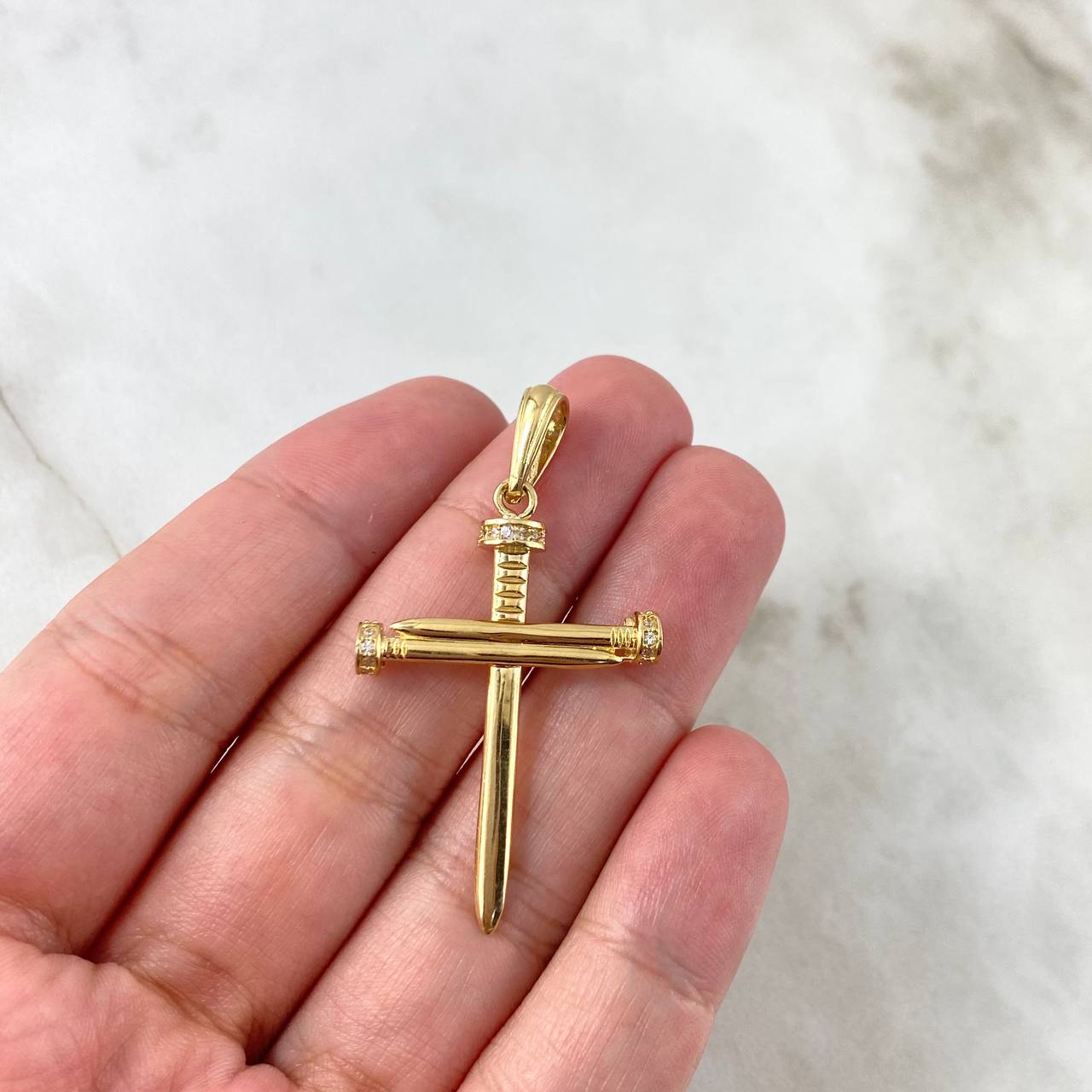 Dije Cruz Clavo 3.65gr / 4.5cm / Circones Blancos Oro Amarillo
