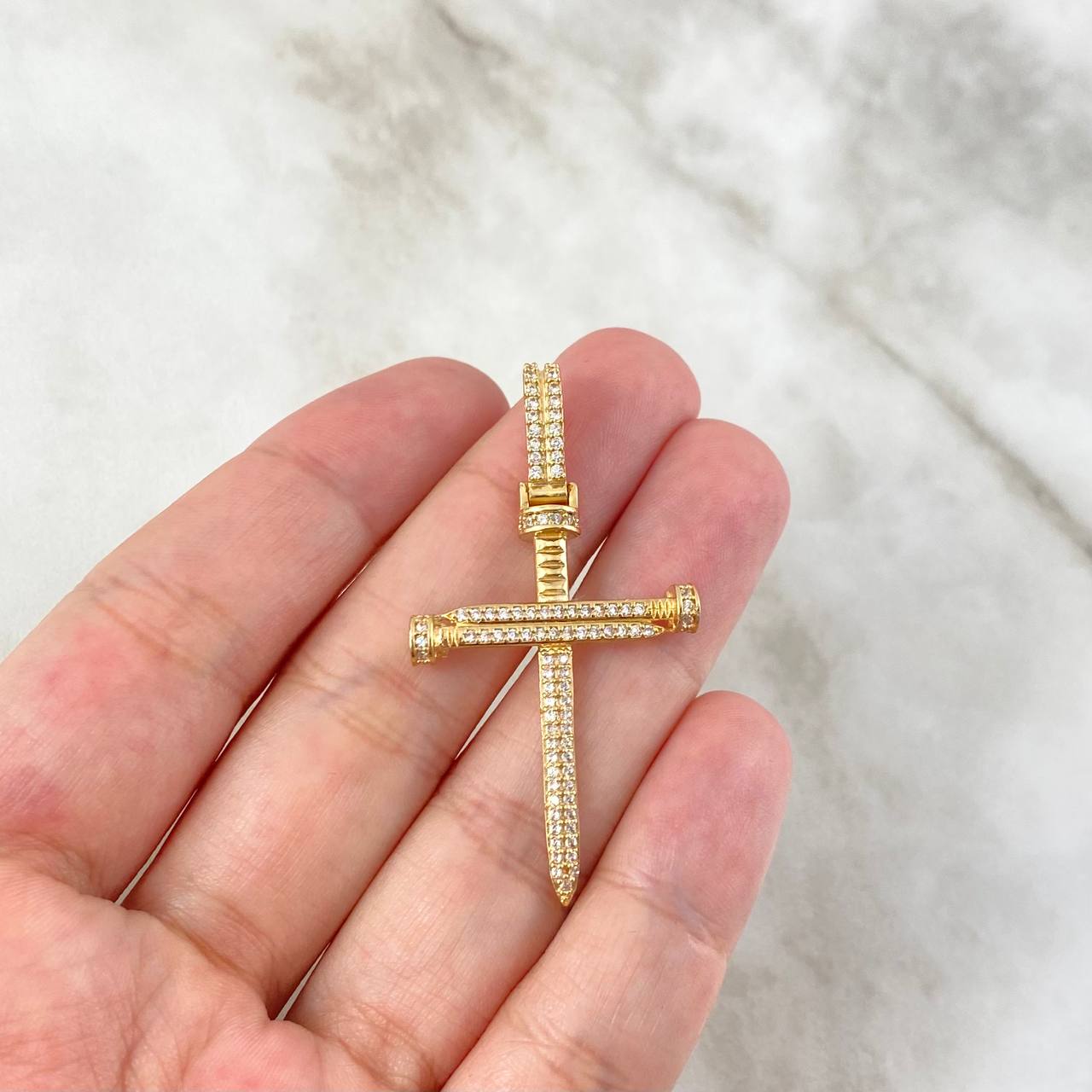 Dije Cruz Clavo 4.1gr / 4.7cm / Circones Blancos Oro Amarillo