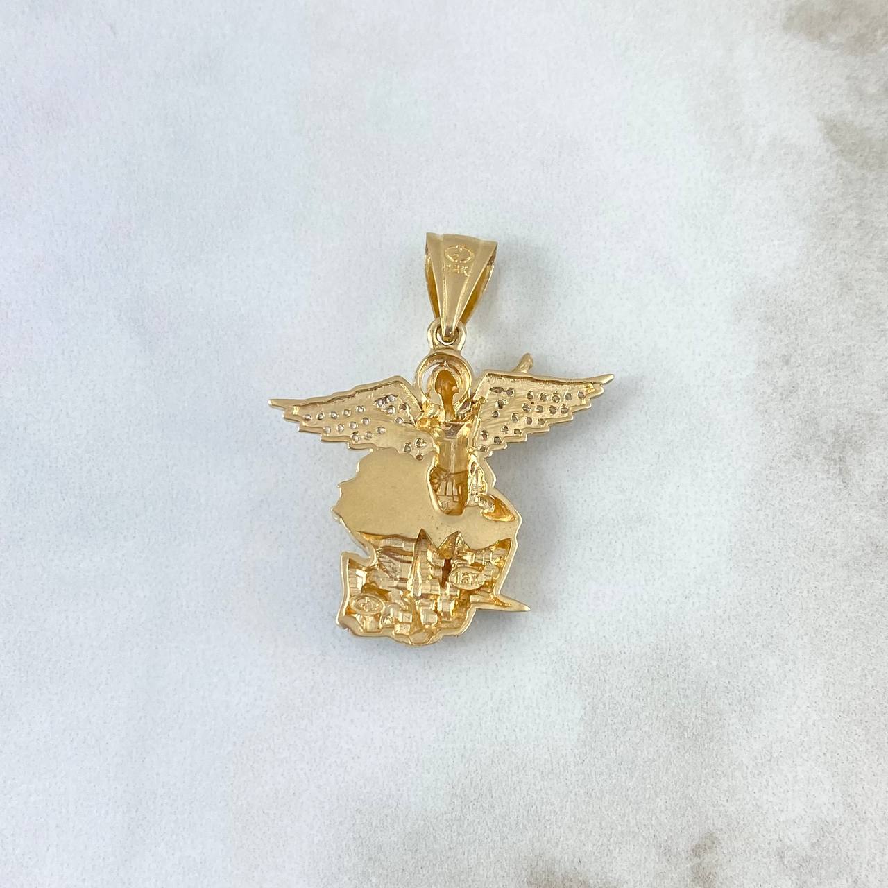 Dije San Miguel Arcángel 8.85gr / 3.8cm / Circones Blancos Oro Amarillo