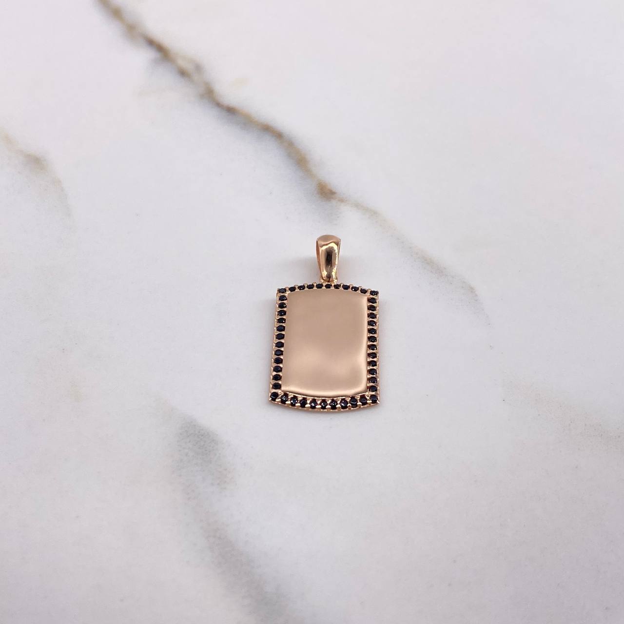 Dije Placa Rectangular 2.2gr / 2.7cm / Circones Negros Oro Rosa $