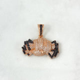 Dije Puño Dinero 7.05gr / 2.7cm / Circones Blancos Negros Oro Rosa ©