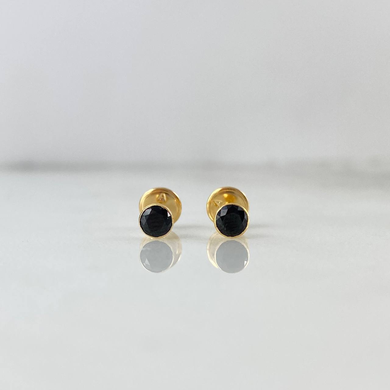 Topos Bisel 0.55gr / 4mm Circon Negro Oro Amarillo 18K ©