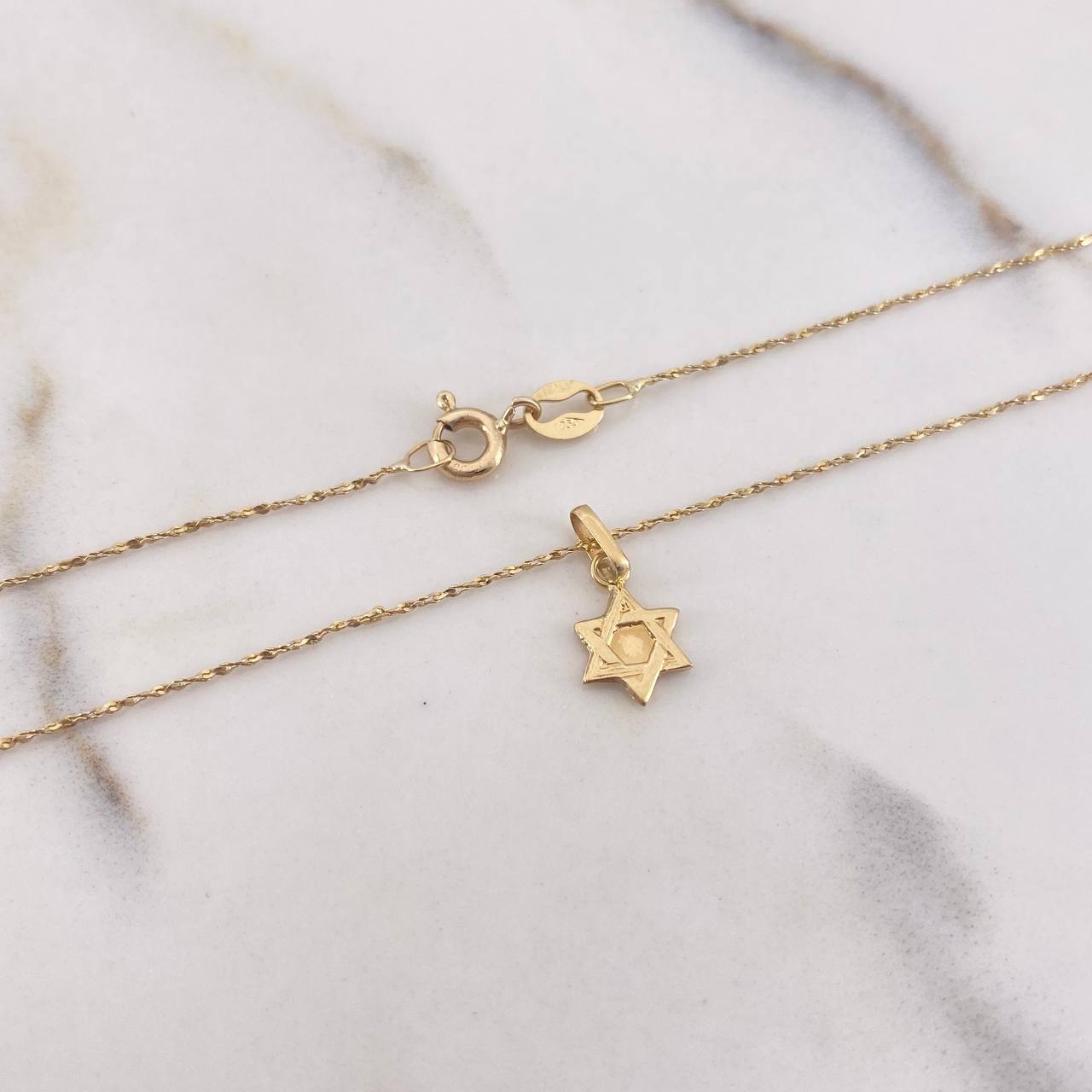 Cadena Rumana Entorchada 1.2gr 50cm + Dije Estrella De David 0.2gr 1.2cm / Oro Amarillo (Oferta) $