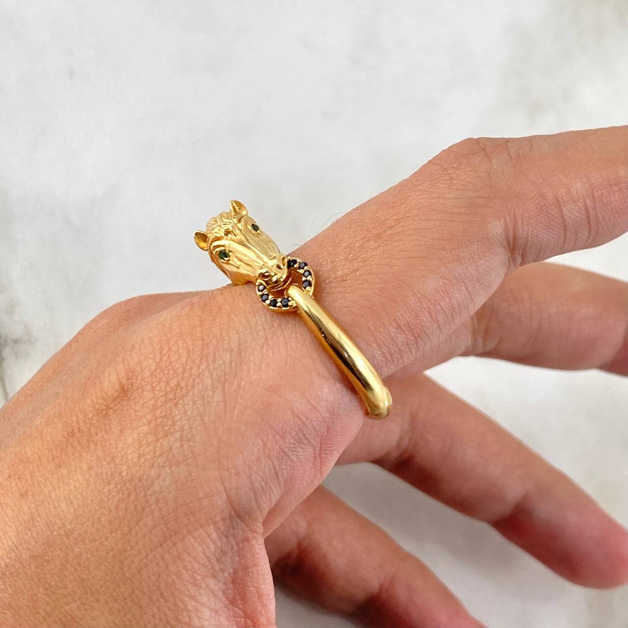 Anillo Caballo 6.75gr / T11 1/2 Circones Oro Amarillo*