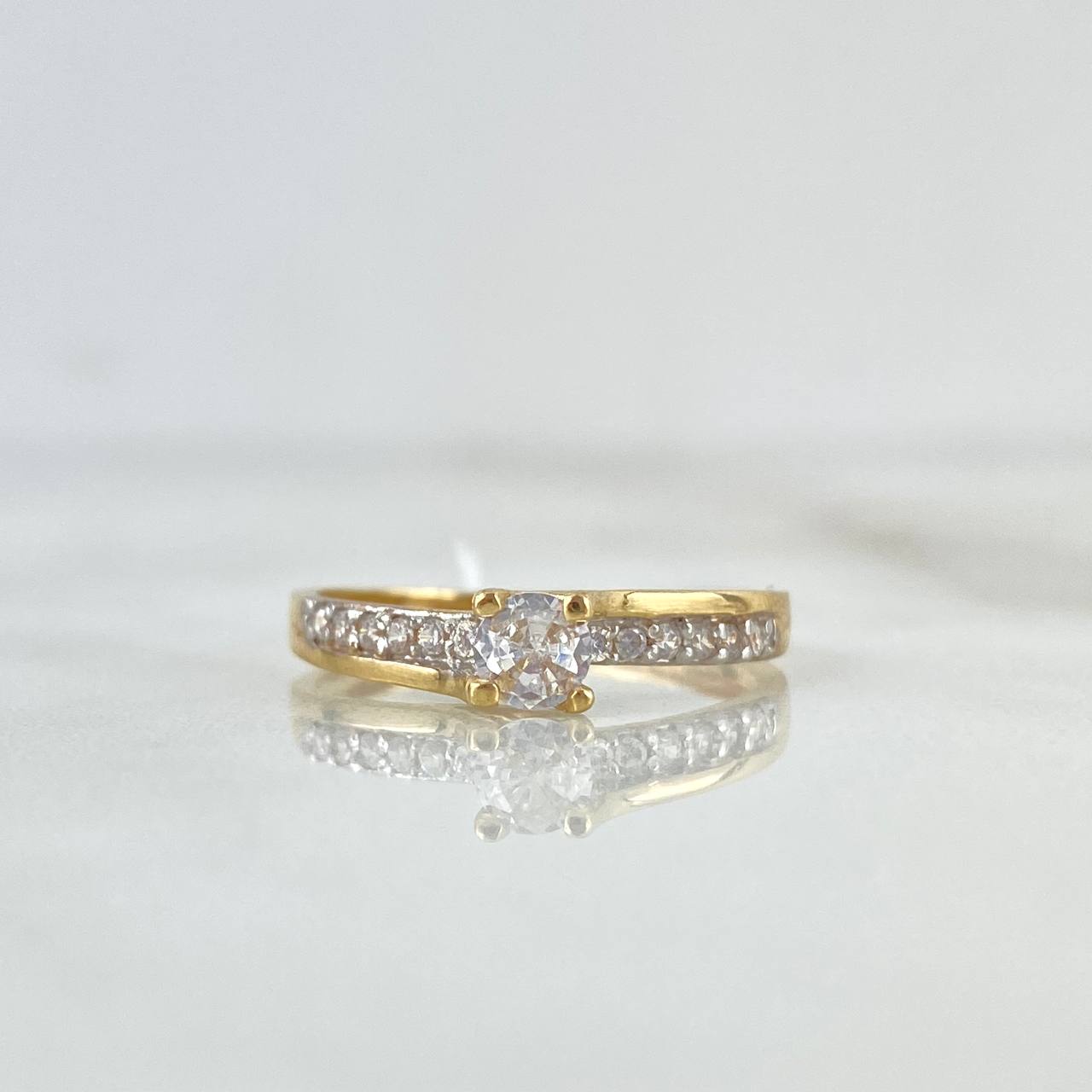 Anillo Solitario Base Cruzada Bisel 1.95gr / T6 1/2 / Circones Blancos Oro Amarillo ©