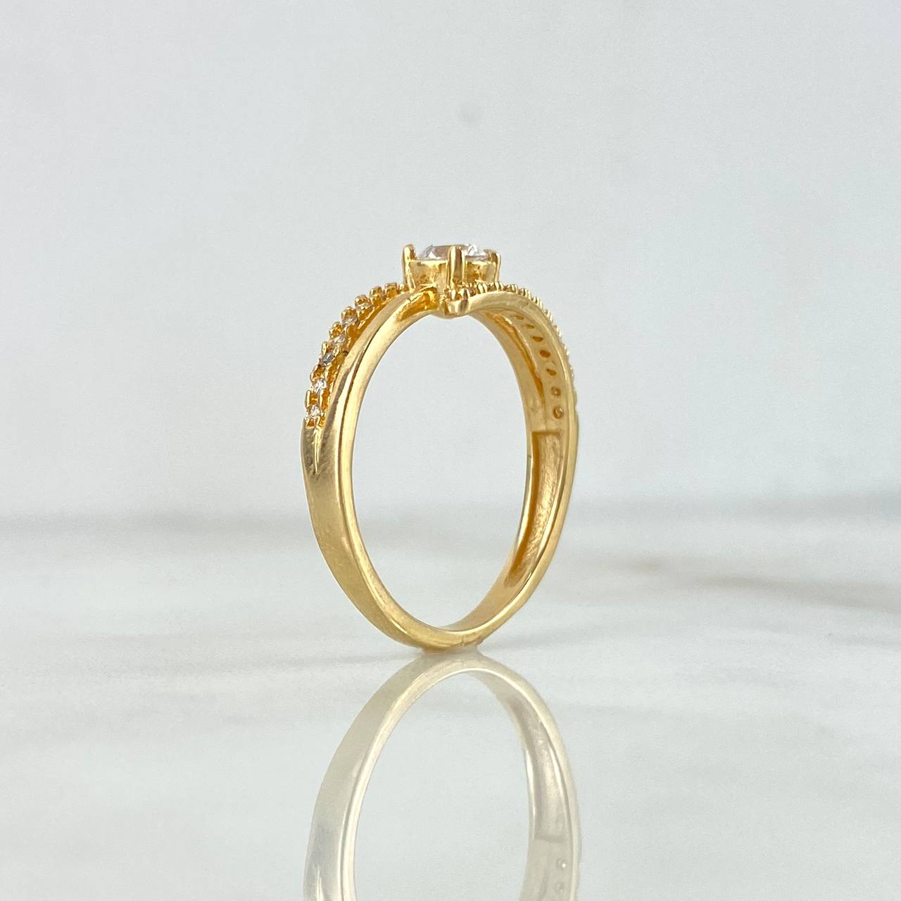 Anillo Solitario Correa Doble Cruzada 2.85gr / T7 1/4 / Circones Blancos Oro Amarillo ©