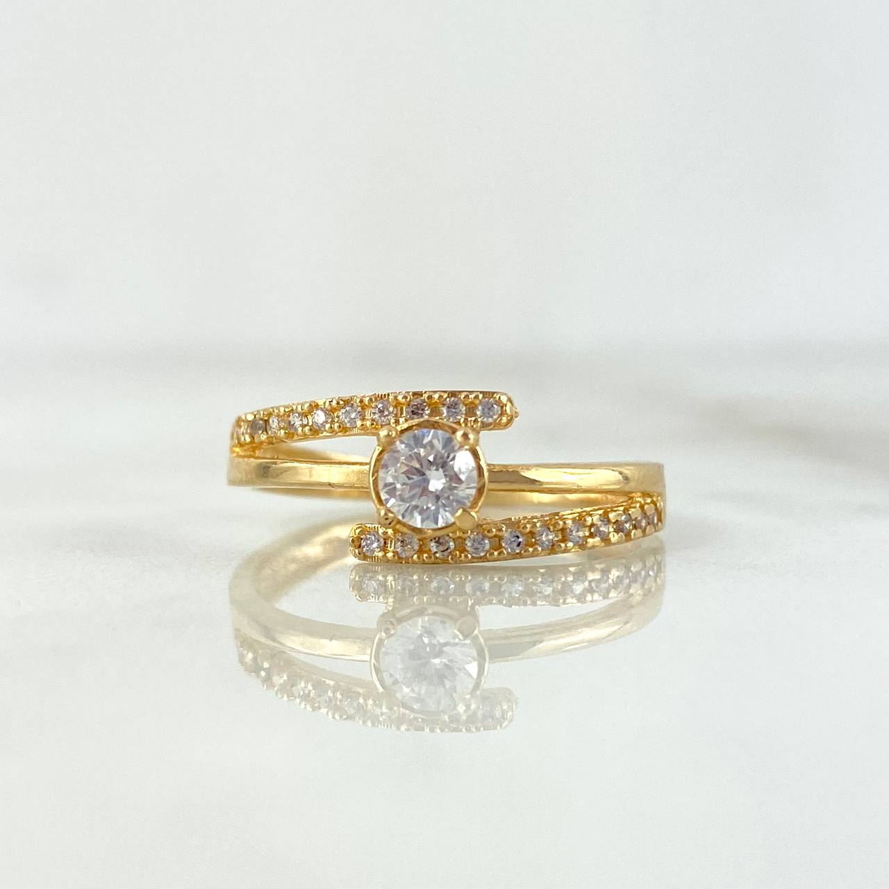 Anillo Solitario Correa Doble Cruzada 2.85gr / T7 1/4 / Circones Blancos Oro Amarillo ©