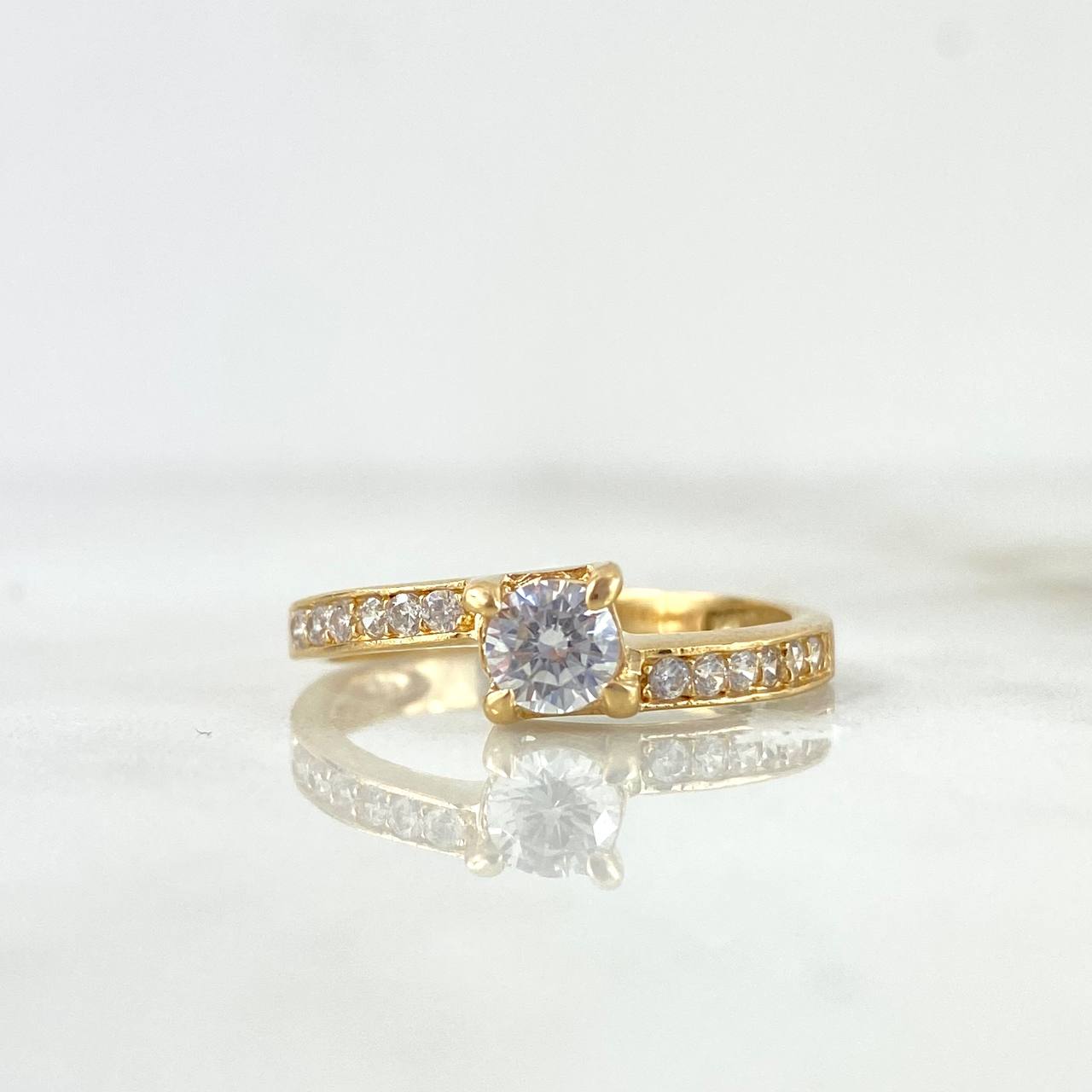 Anillo Solitario Correa Cruzada 2.4gr / T7 1/2 / Circones Blancos Oro Amarillo ©