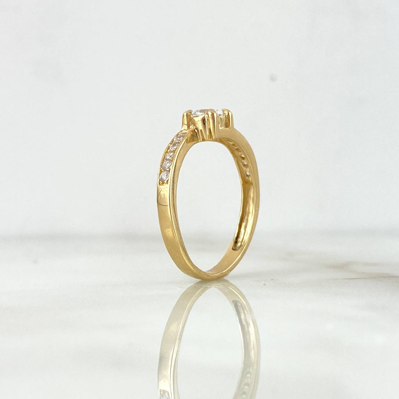 Anillo Solitario Correa Cruzada 2.4gr / T7 1/2 / Circones Blancos Oro Amarillo ©