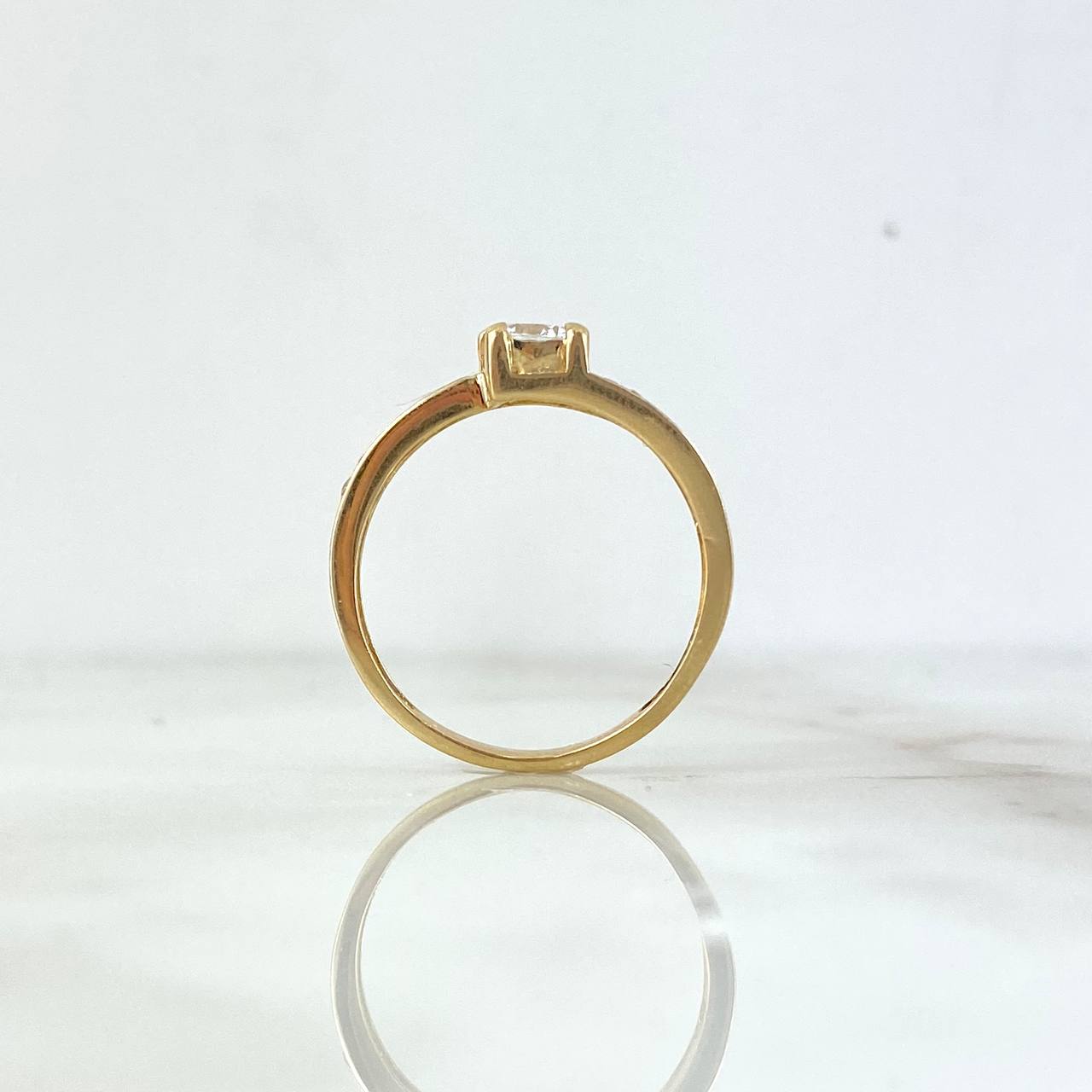 Anillo Solitario Correa Cruzada 2.4gr / T7 1/2 / Circones Blancos Oro Amarillo ©