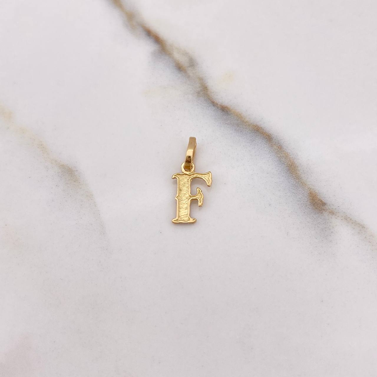 Dije Letra F 0.45gr / 1.5cm / Texturizado Oro Amarillo &