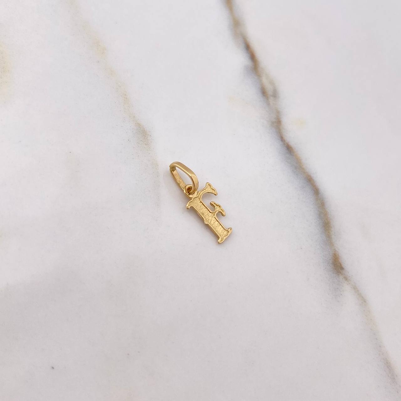 Dije Letra F 0.45gr / 1.5cm / Texturizado Oro Amarillo &
