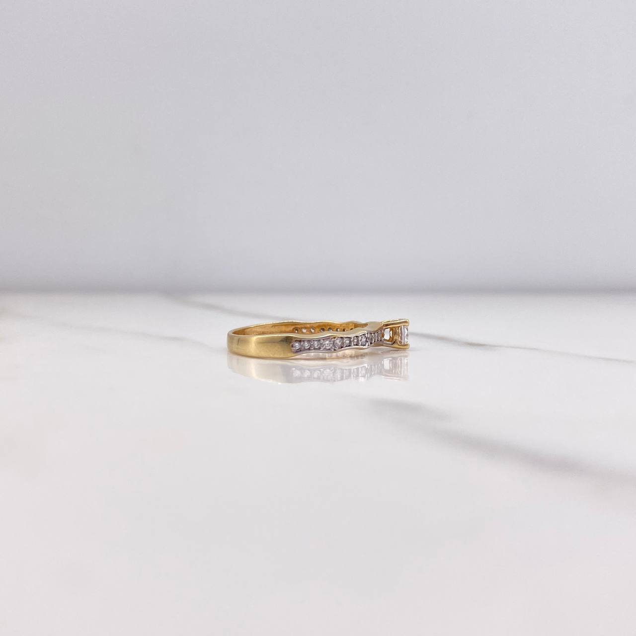 Anillo Churumbela 2.15gr / T6 1/4 / Circones Blancos Dos Oros Amarillo Blanco $
