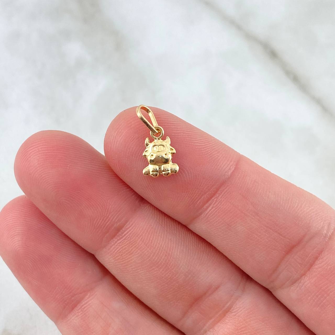 Dije Vaca 0.25gr / 1.3cm / Oro Amarillo ©