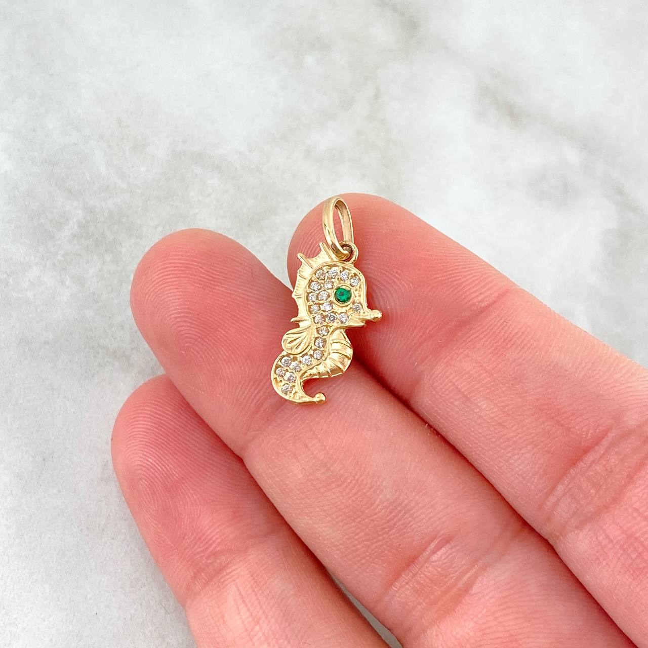 Dije Caballito de Mar 1.35gr / 2.3cm / Circones Blancos Ojo Verde Oro Amarillo 18K (Oferta) ©