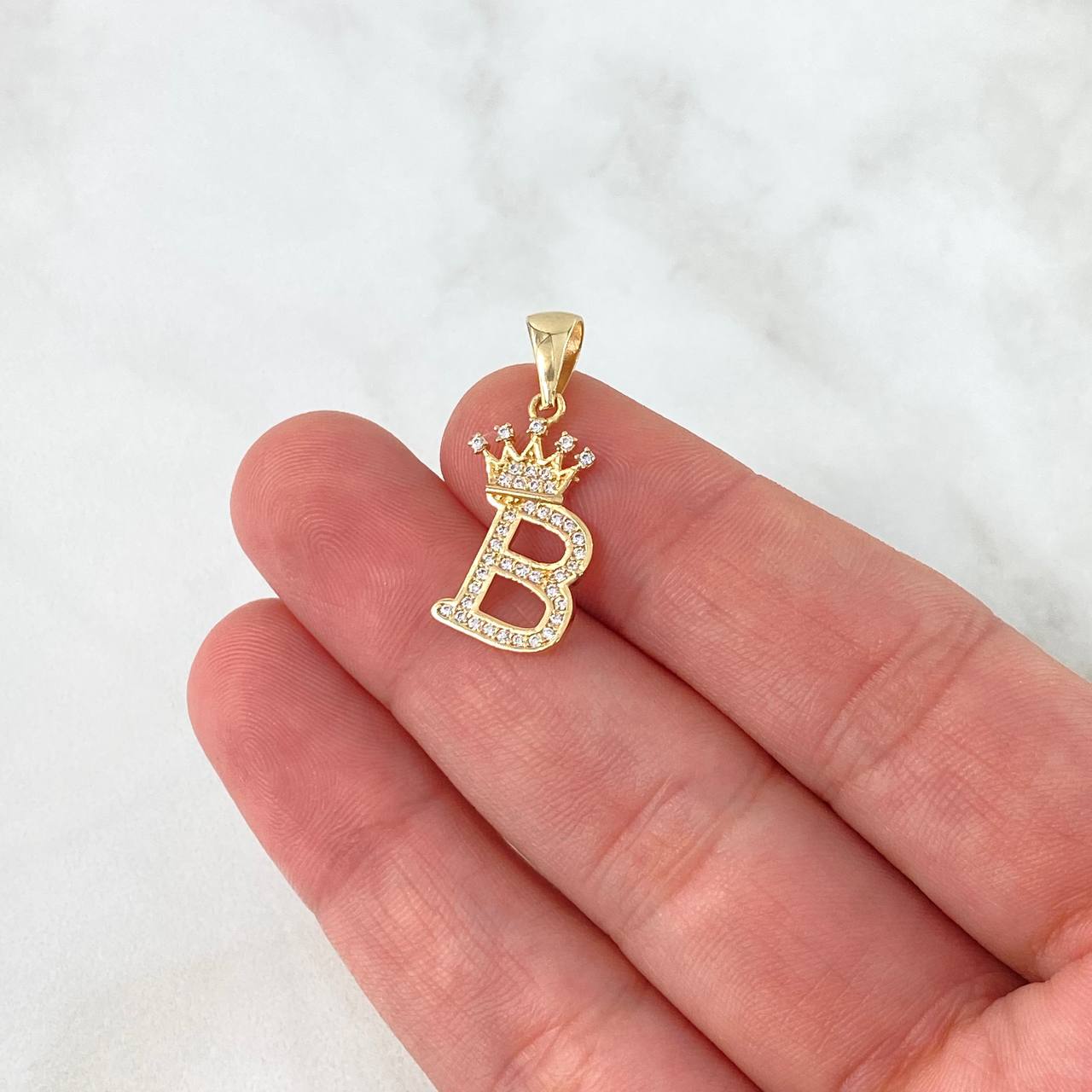 Dije Letra B Corona 1.9gr / 2.6cm / Circones Blancos Oro Amarillo