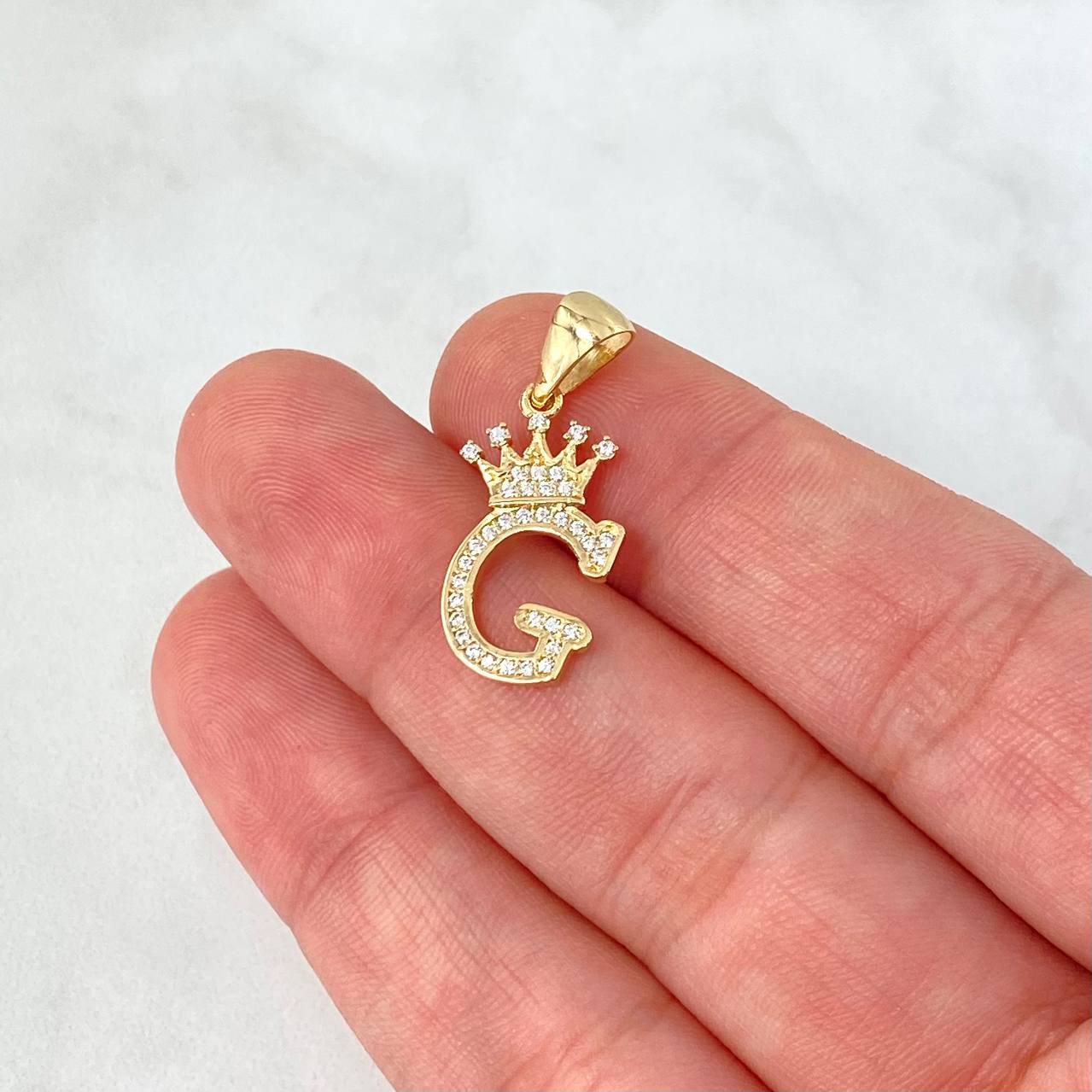 Dije Letra G Corona 1.8gr / 2.6cm / Circones Blancos Oro Amarillo ©