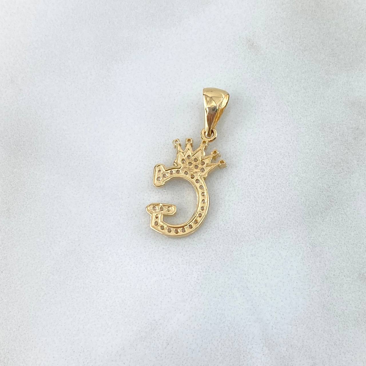 Dije Letra G Corona 1.8gr / 2.6cm / Circones Blancos Oro Amarillo ©