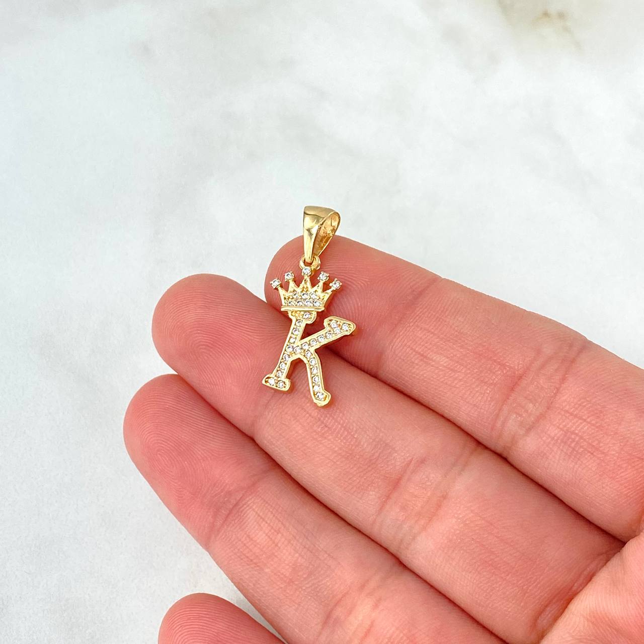 Dije Letra K Corona 1.6gr / 2.6cm / Circones Blancos Oro Amarillo