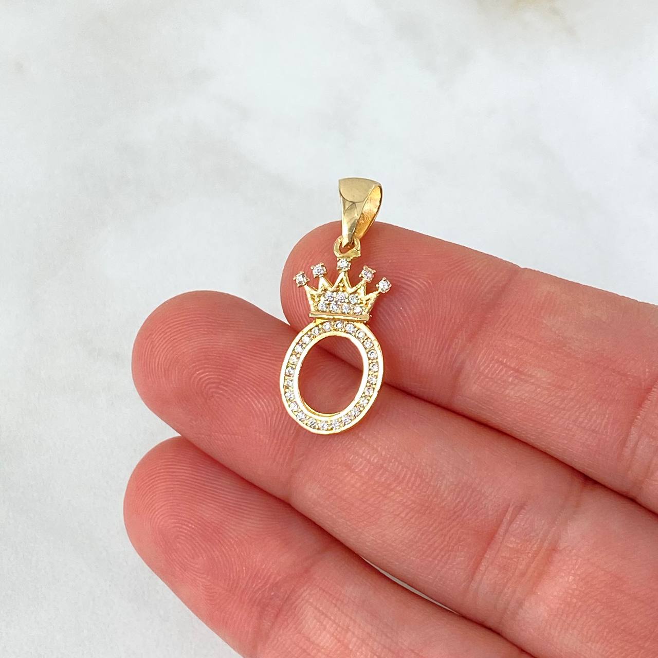 Dije Letra O Corona 1.25gr / 2.5cm / Circones Blancos Oro Amarillo