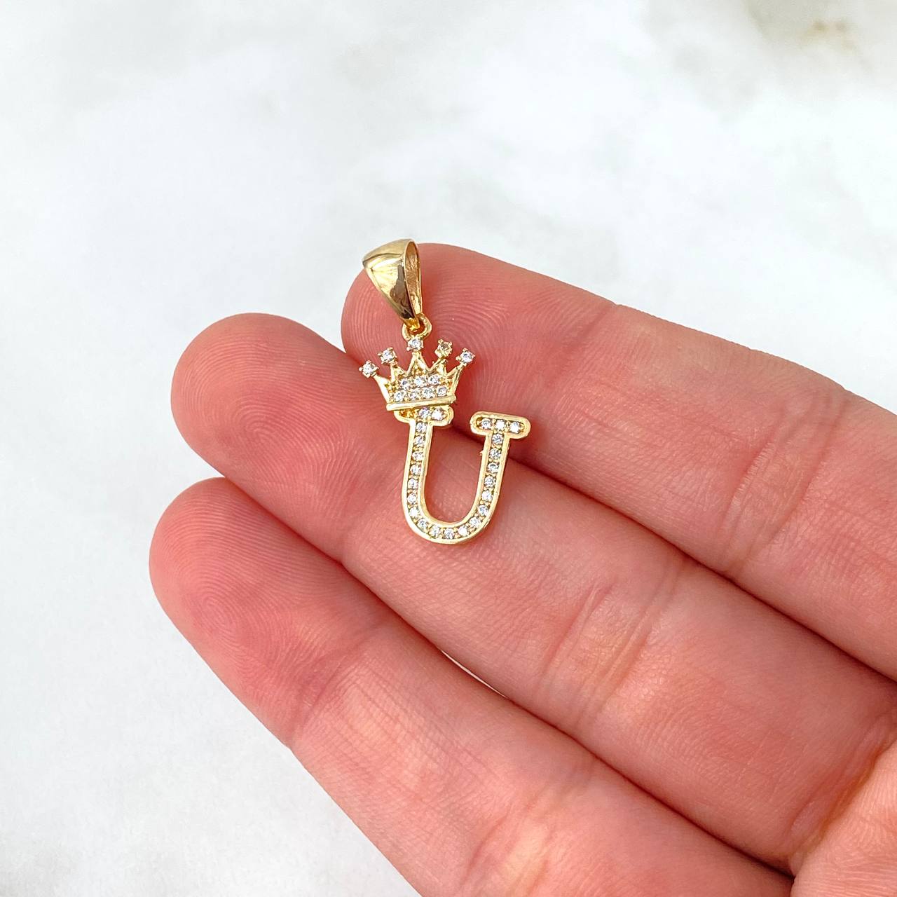 Dije Letra U Corona 1.6gr / 2.6cm / Circones Blancos Oro Amarillo
