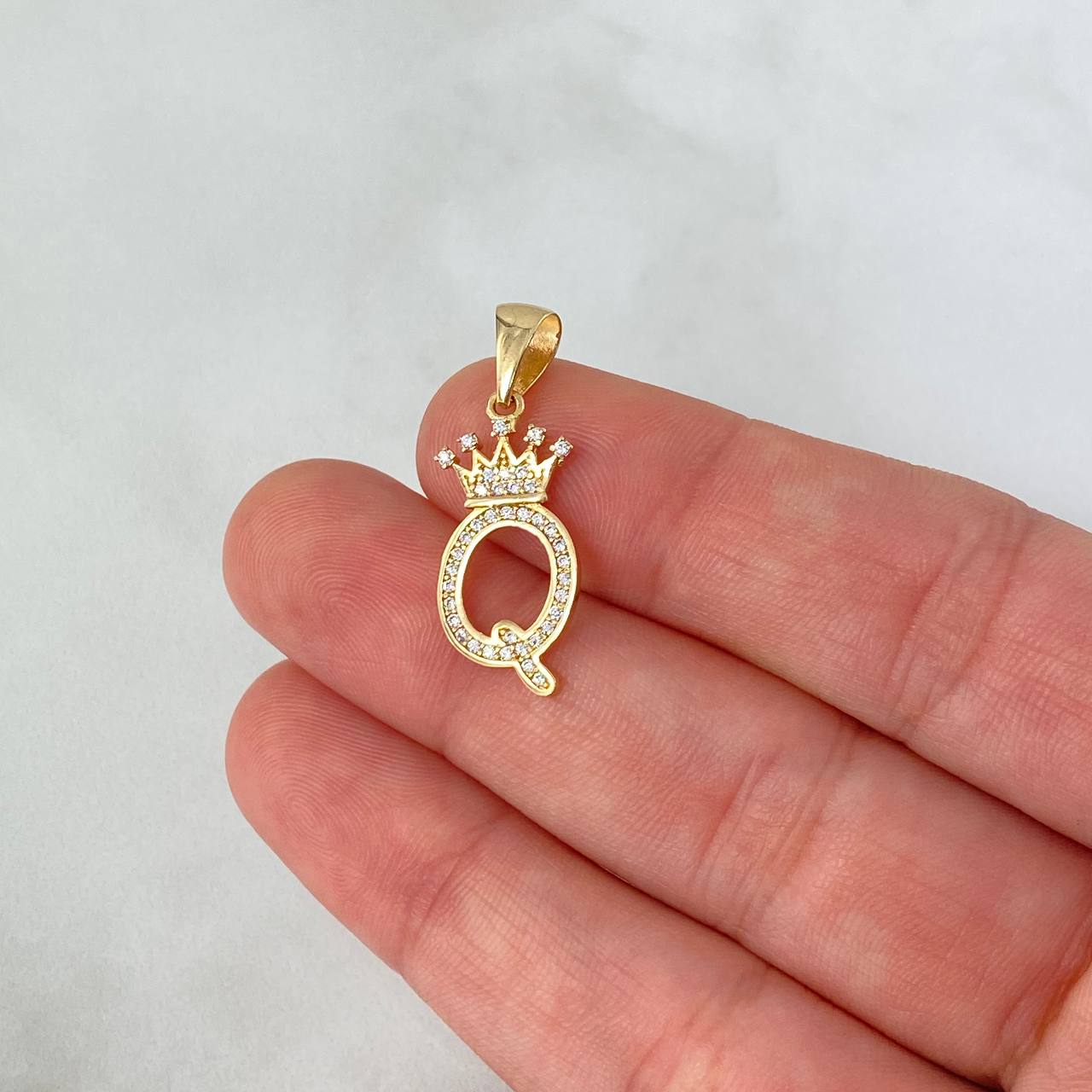 Dije Letra Q Corona 1.6gr / 2.6cm / Circones Blancos Oro Amarillo