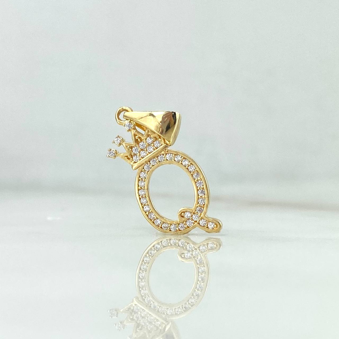 Dije Letra Q Corona 1.65gr / 2.6cm / Circones Blancos Oro Amarillo ©