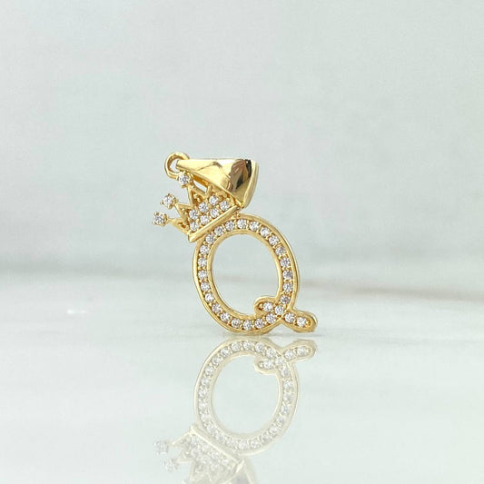Dije Letra Q Corona 1.65gr / 2.6cm / Circones Blancos Oro Amarillo ©