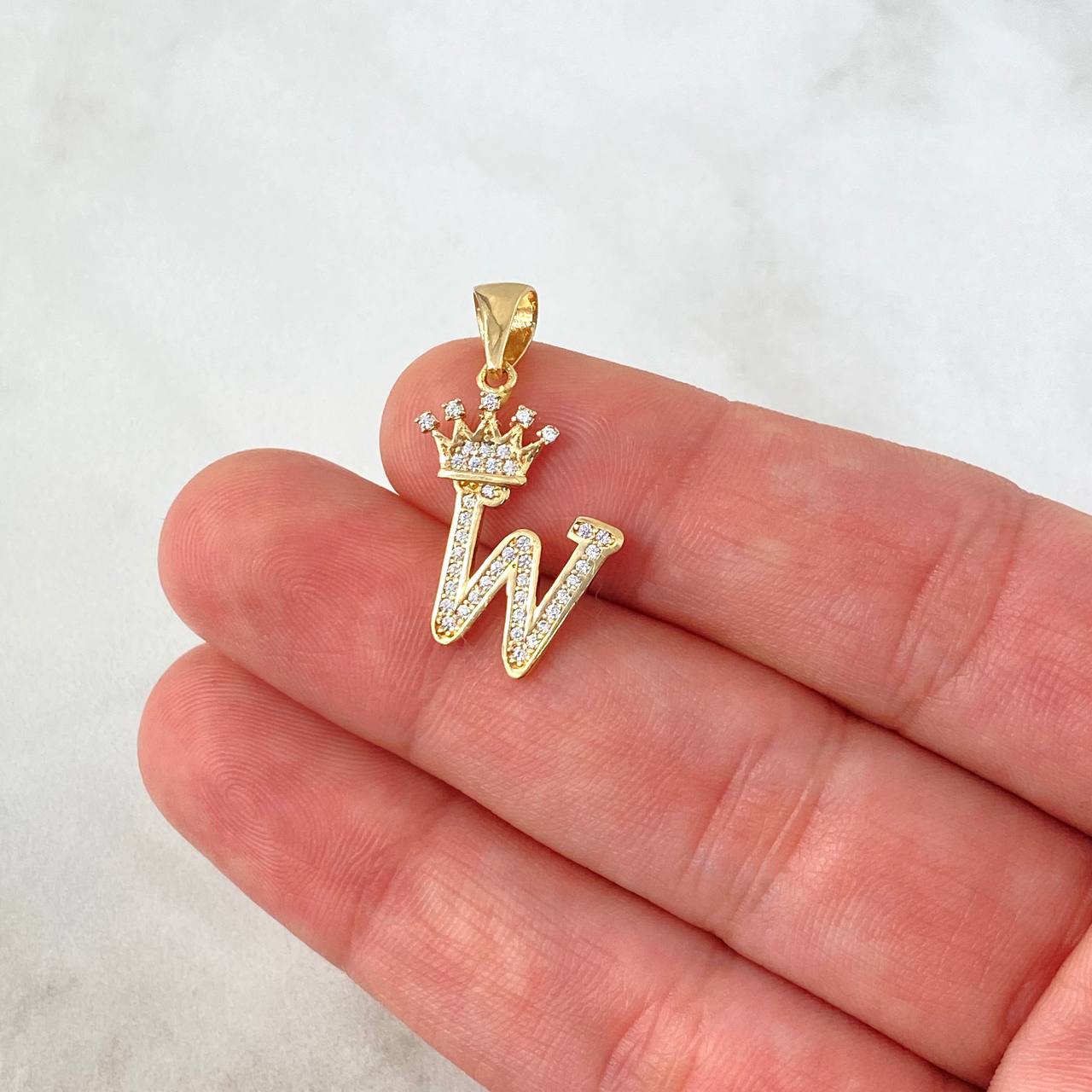 Dije Letra W Corona 1.9gr / 2.6cm / Circones Blancos Oro Amarillo