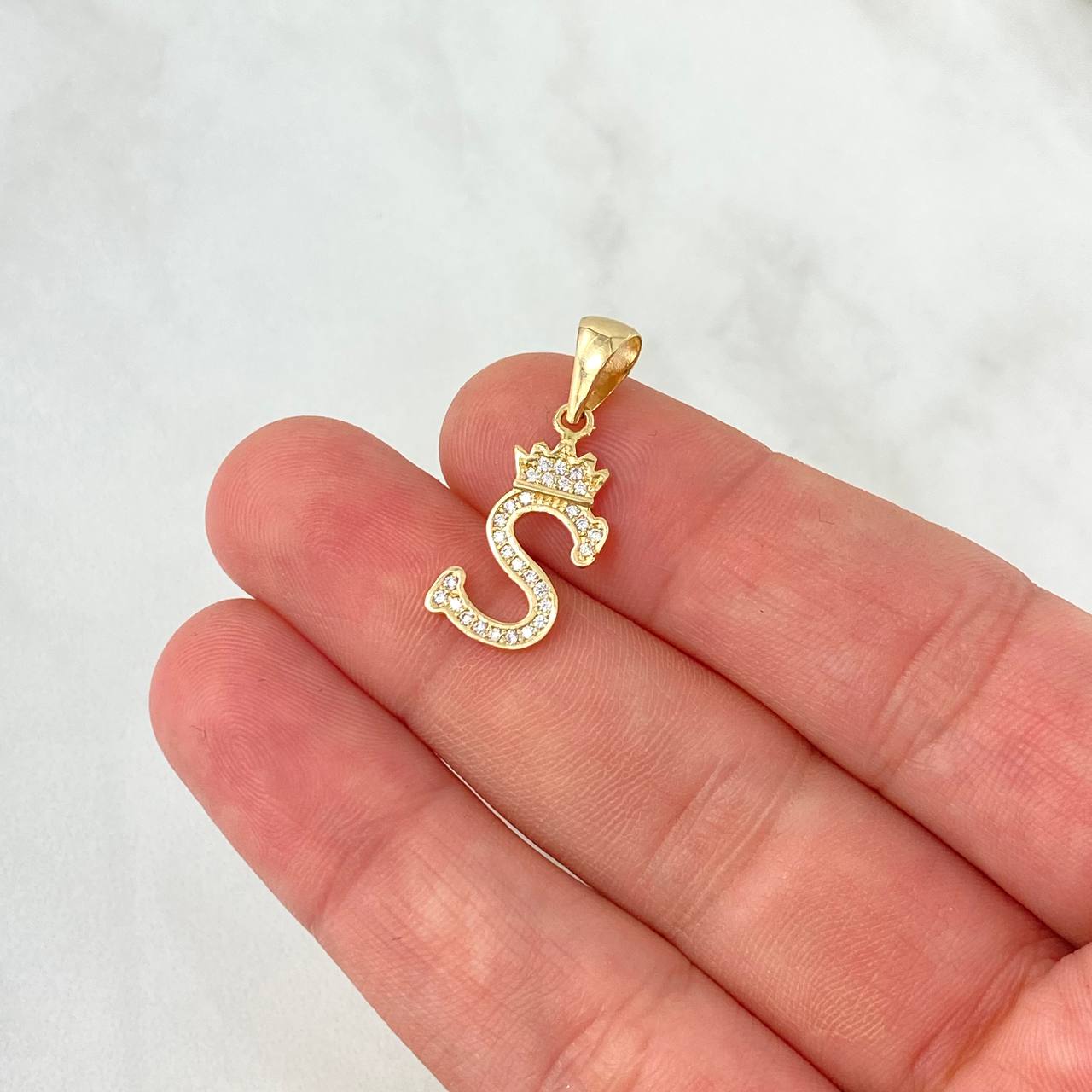 Dije Letra S Corona 1.3gr / 2.6cm / Circones Blancos Oro Amarillo