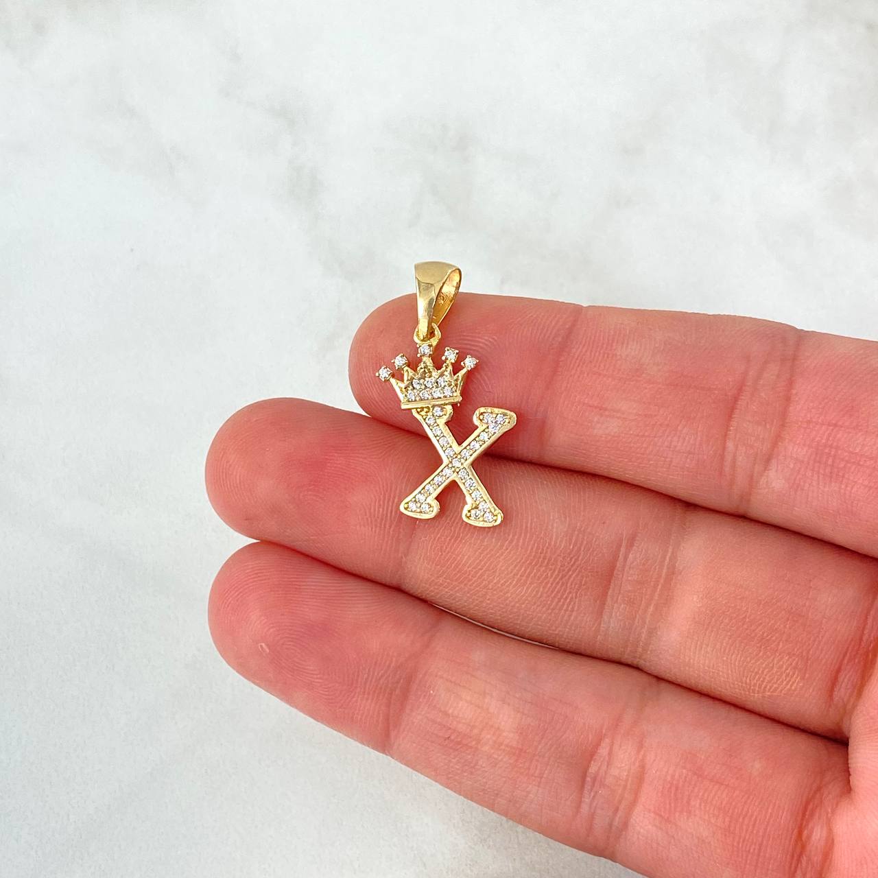 Dije Letra X Corona 1.6gr / 2.6cm / Circones Blancos Oro Amarillo
