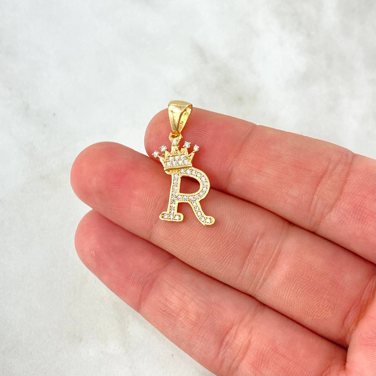 Dije Letra R Corona 1.7gr / 2.6cm / Circones Blancos Oro Amarillo