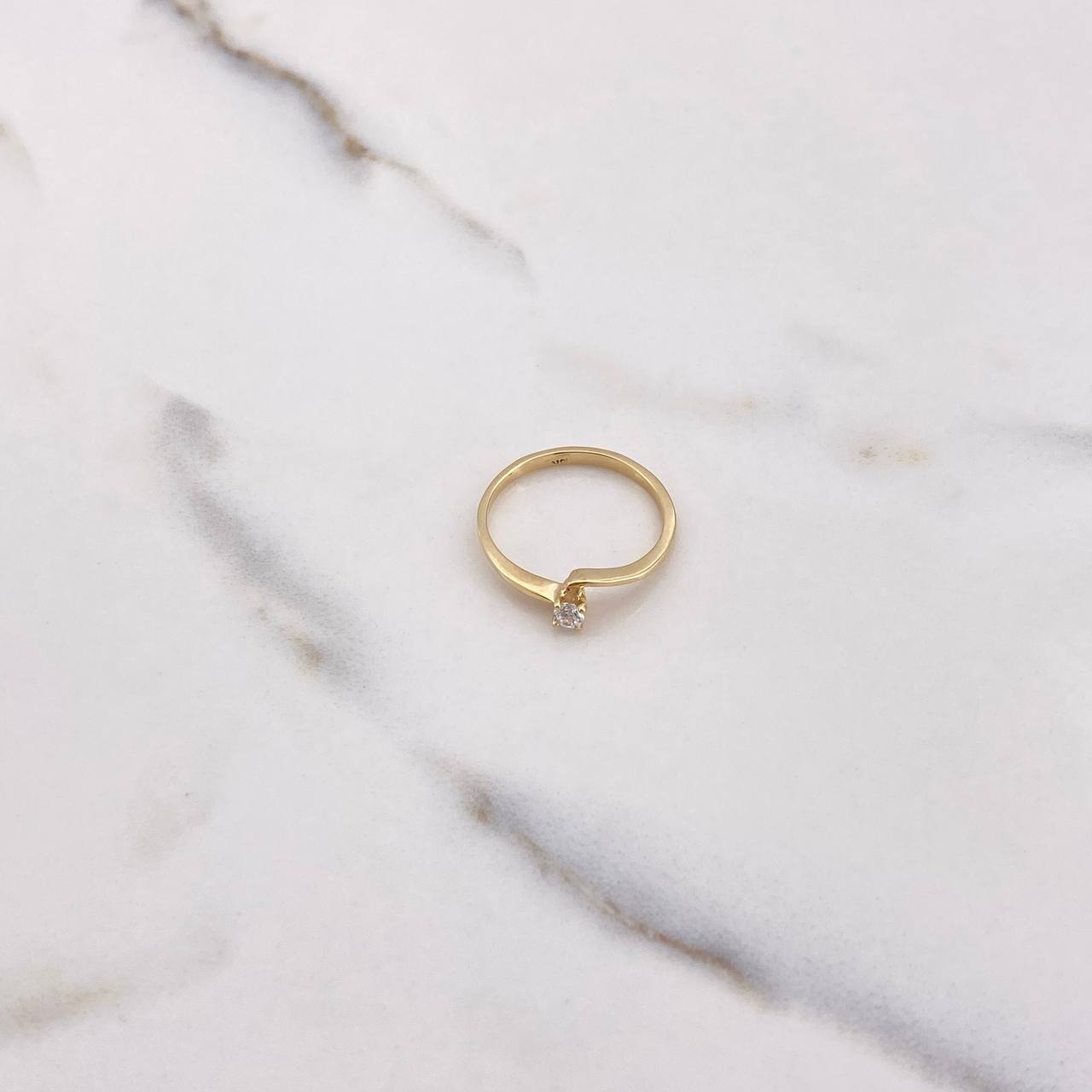 Anillo Solitario Linea Invertida 1.7gr / T7 / Circon Blanco Oro Amarillo $