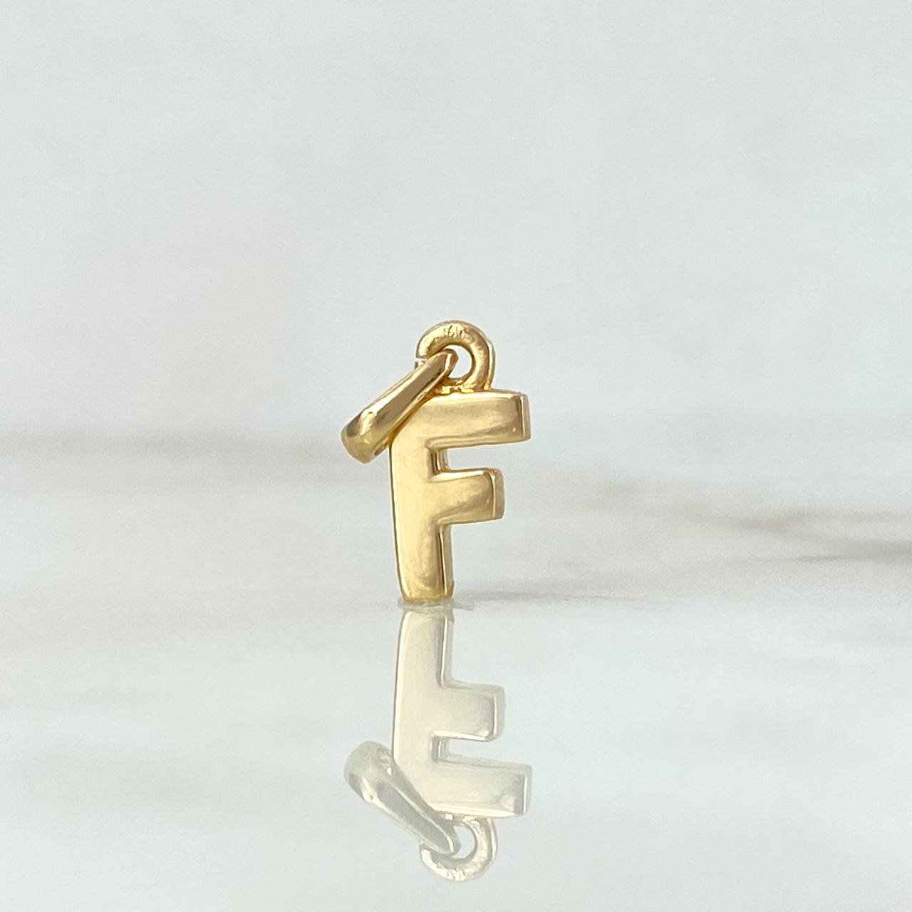 Dije Letra F Lisa 0.6gr / 1.4cm / Oro Amarillo
