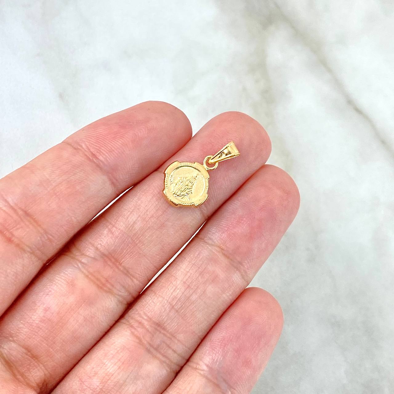 Dije Virge Milagrosa 0.5gr / 2cm / Circulo texturizado Oro Amarillo 18K