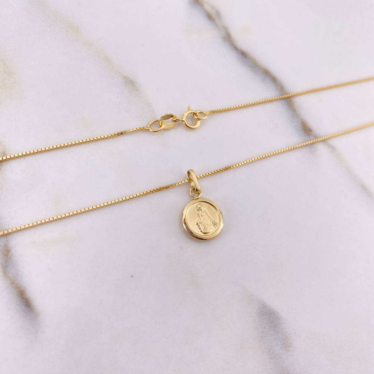 Cadena Veneciana 1.8gr 50cm + Dije Virgen Milagrosa Troquelada 0.45gr 1.5cm / Oro Amarillo (Oferta) $