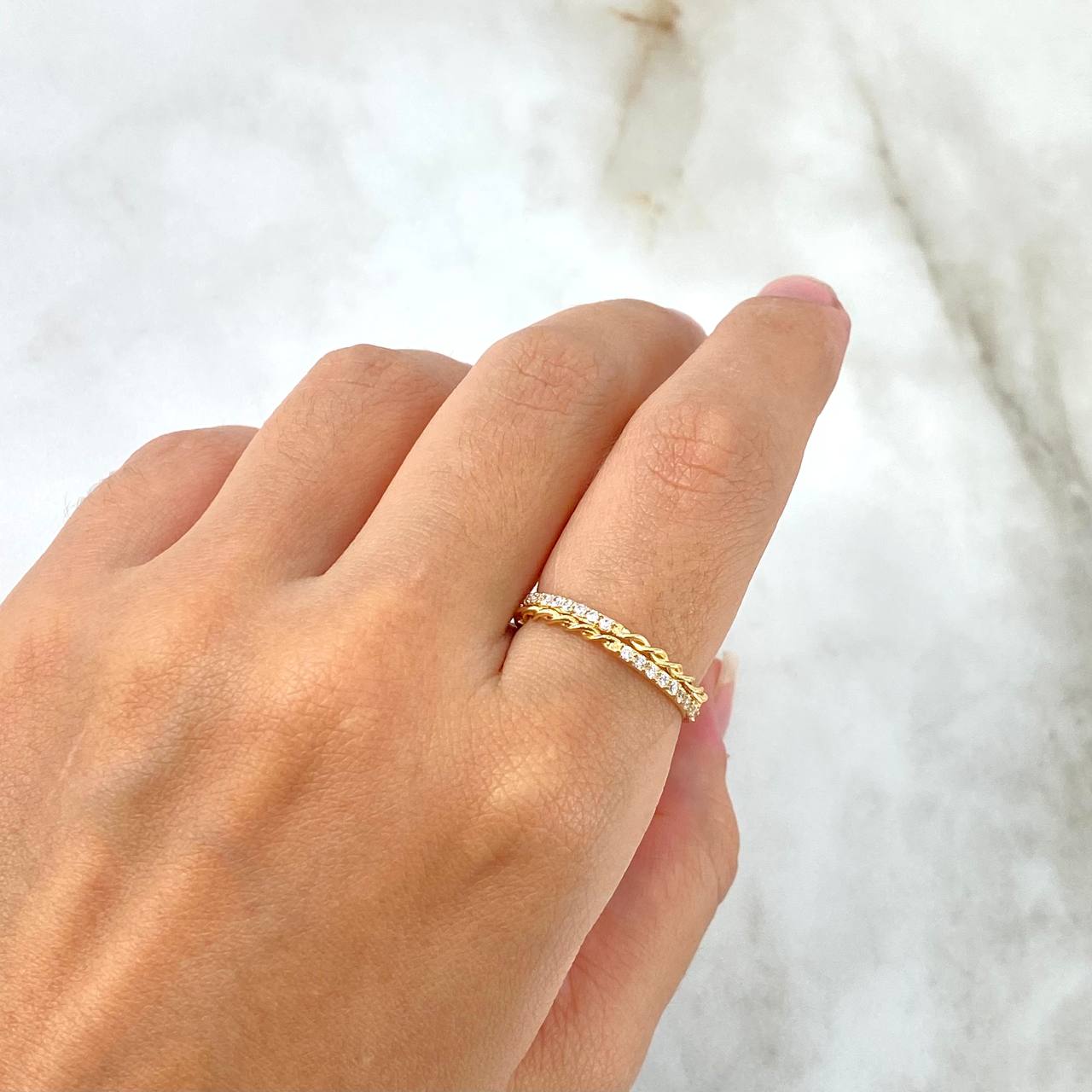 Anillo Lazo Intercalado 1.85gr / T7 1/4 / Circones Blancos Oro Amarillo ©