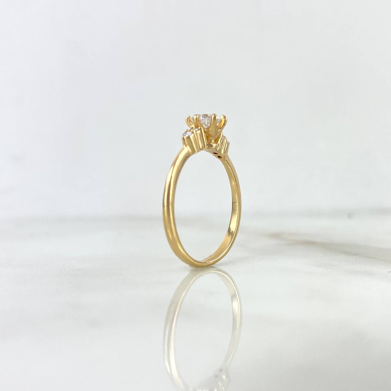 Anillo Solitario Duo 2.6gr / T7 1/4 / Circones Blancos Oro Amarillo ©