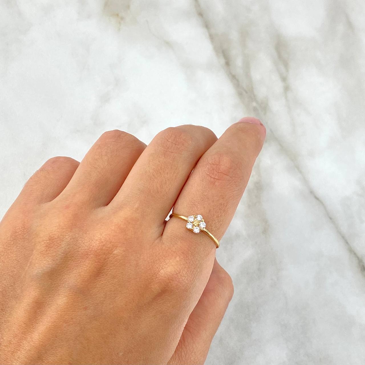 Anillo Flor 1.35gr / T7 1/2 / Circones Blancos Oro Amarillo