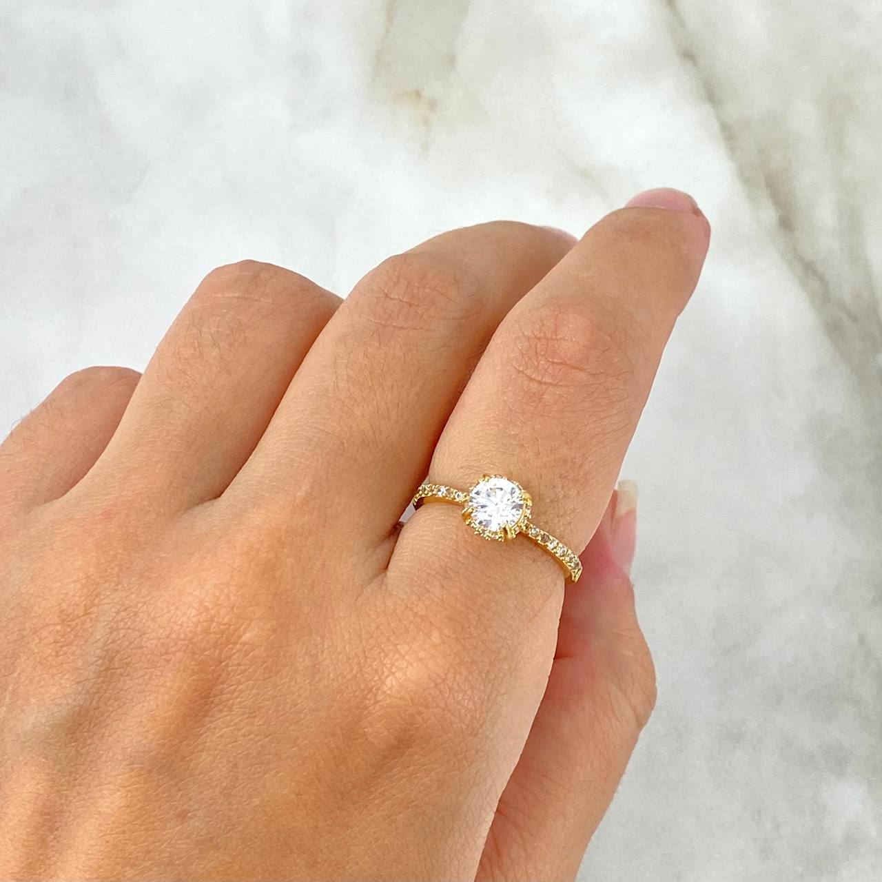 Anillo Halo Circular 2.45gr / T5 1/2 / Circones Blancos Oro Amarillo ©