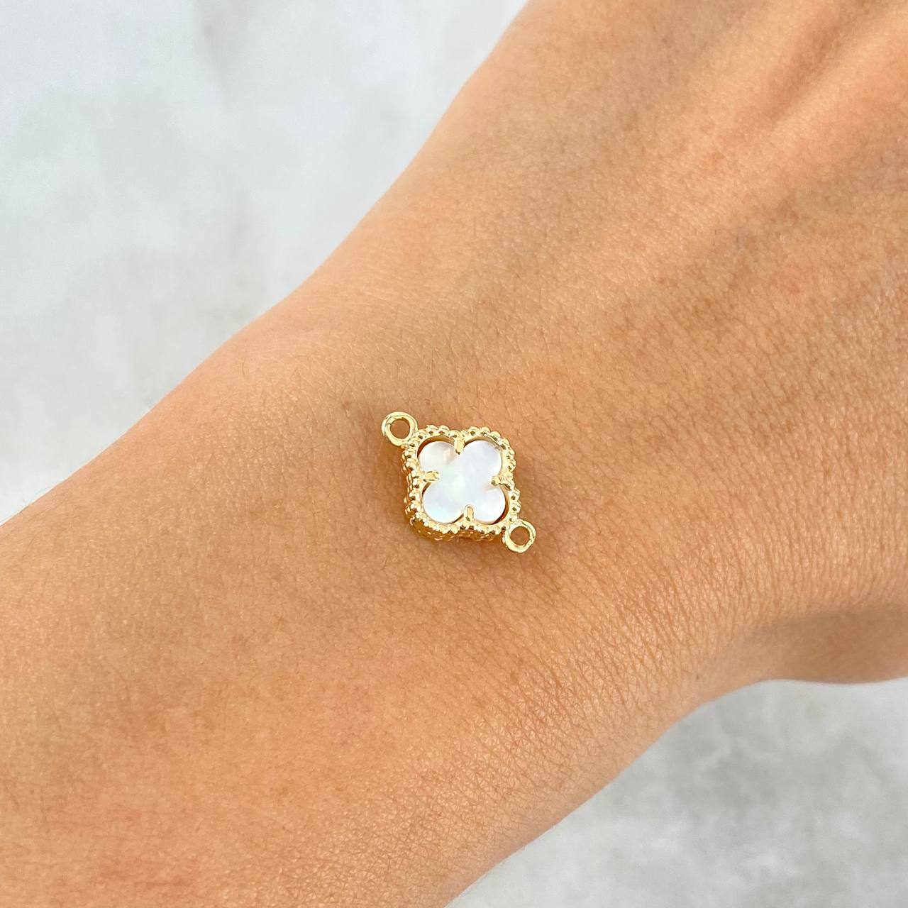 Herraje Trebol Nacar Blanco 0.95gr / 1.5cm / Oro Amarillo 18K