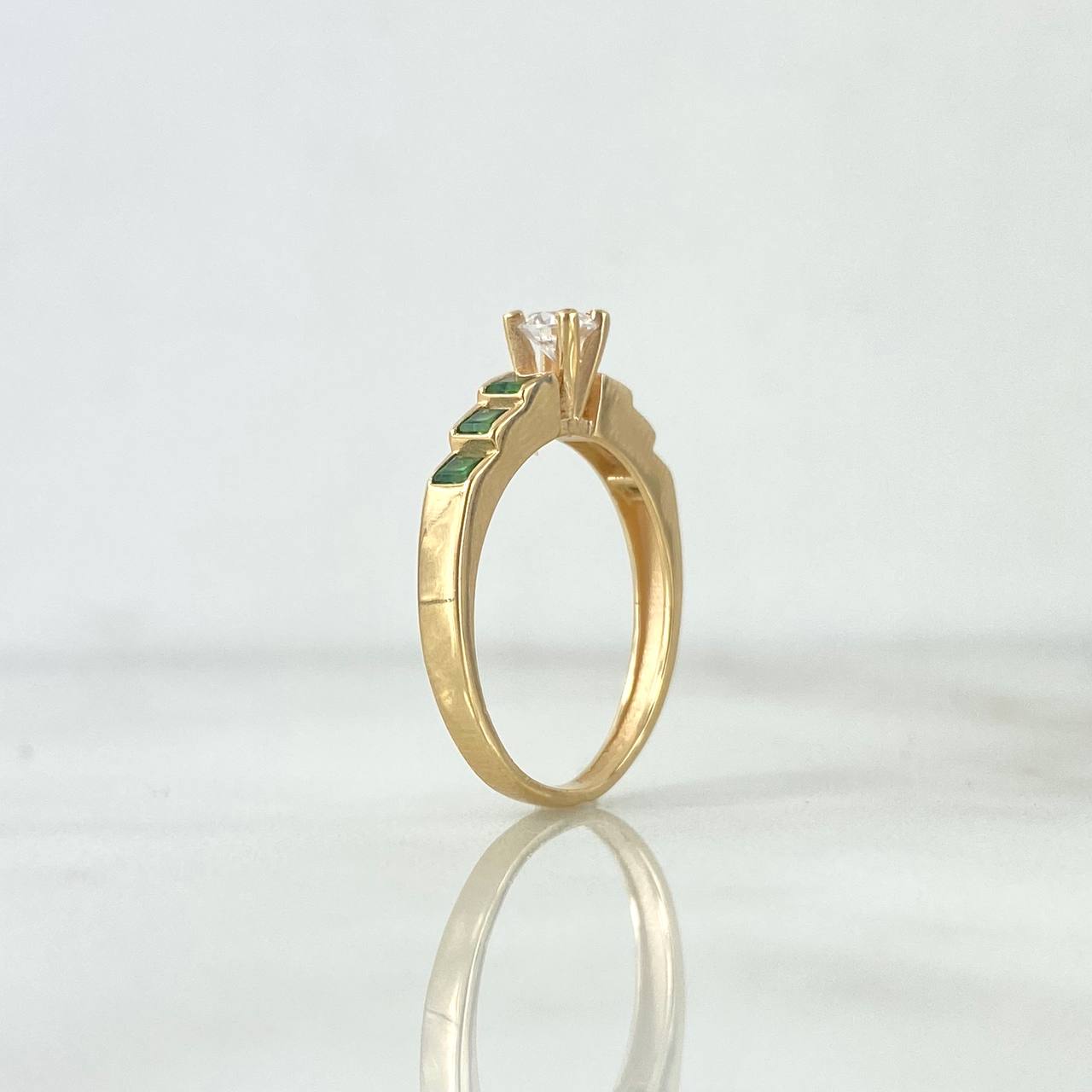 Anillo Solitario Escalonado 2.15gr / T5 / Circones Blancos Verdes Oro Amarillo
