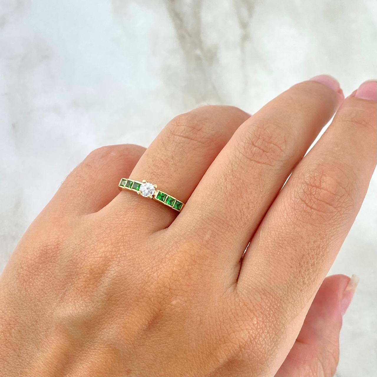 Anillo Solitario Escalonado 2.15gr / T5 / Circones Blancos Verdes Oro Amarillo
