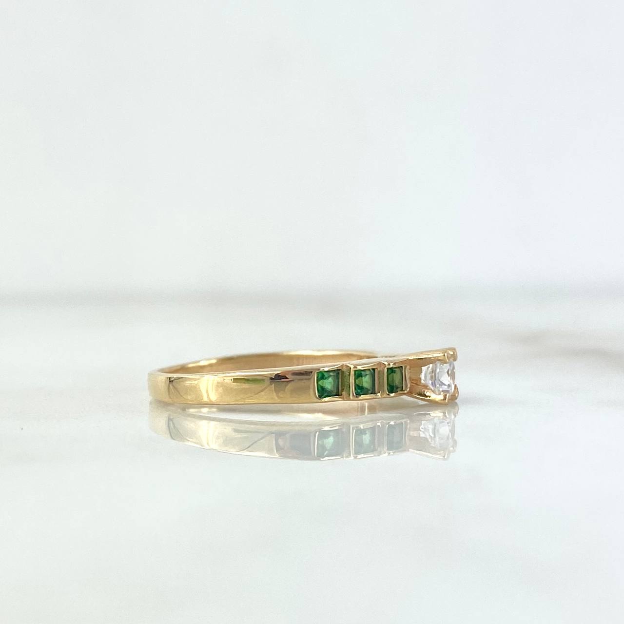 Anillo Solitario Escalonado 2.15gr / T5 / Circones Blancos Verdes Oro Amarillo